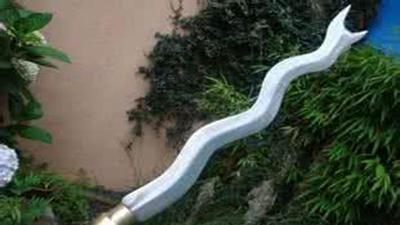 林冲的丈八蛇矛堪称“神器”，用一种特殊材质打造，和关刀齐名！