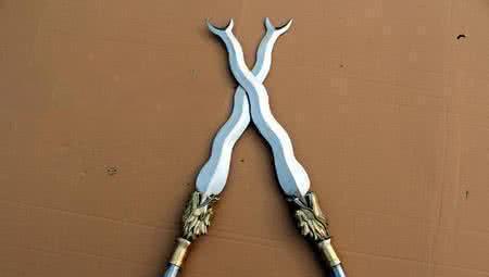 林冲的丈八蛇矛堪称“神器”，用一种特殊材质打造，和关刀齐名！