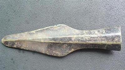 林冲的丈八蛇矛堪称“神器”，用一种特殊材质打造，和关刀齐名！