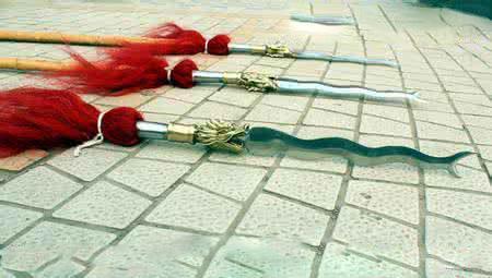 林冲的丈八蛇矛堪称“神器”，用一种特殊材质打造，和关刀齐名！