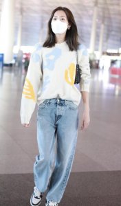 ​刘雯的早秋穿搭来了，拼色毛衣搭牛仔裤简约慵懒，文艺温柔不挑人