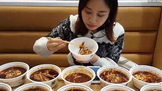 日本大胃王比赛,800碗面夺冠,网友:就这份量,密子君能吃1000