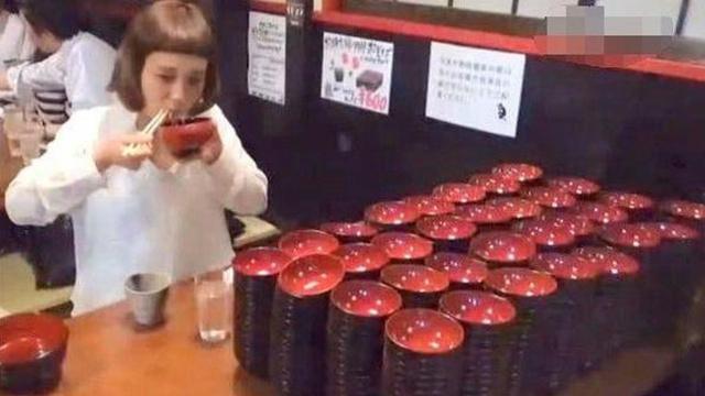 日本大胃王比赛,800碗面夺冠,网友:就这份量,密子君能吃1000