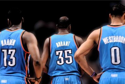 ​雷霆三少就一点威少远超杜兰特和哈登，儿女双全，家庭美满