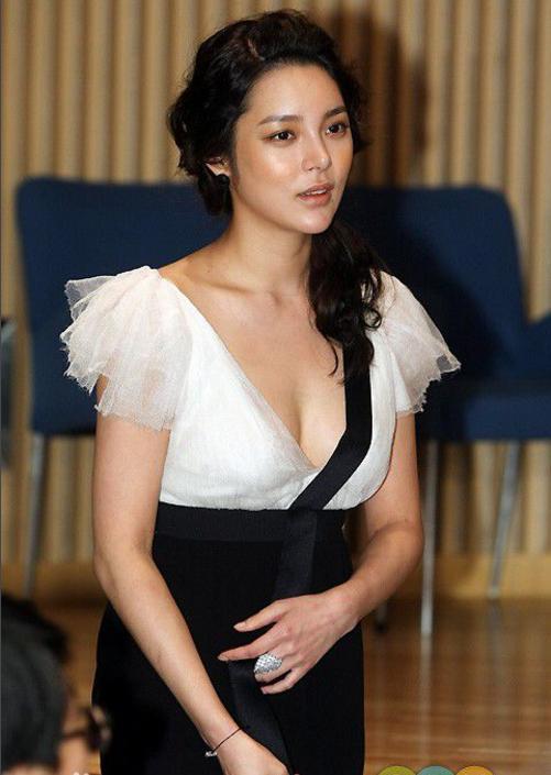 她曾是优雅脱俗的“三圣母”,13年后整成网红脸,与当年判若两人