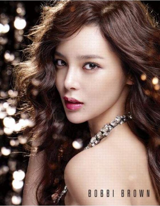 她曾是优雅脱俗的“三圣母”,13年后整成网红脸,与当年判若两人