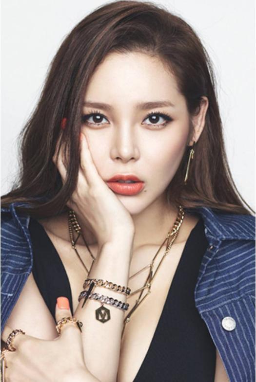 她曾是优雅脱俗的“三圣母”,13年后整成网红脸,与当年判若两人