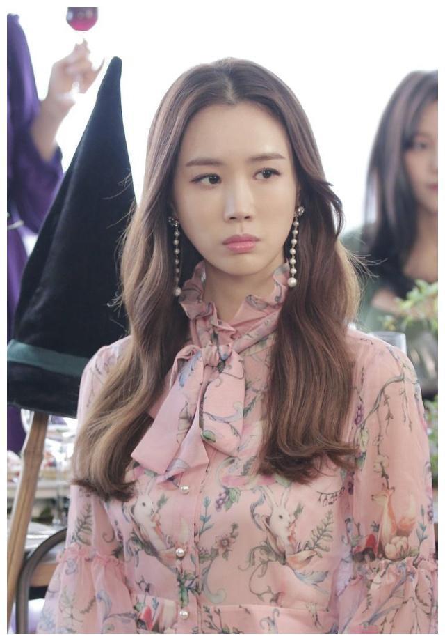 陷入整容风波死循环,韩国女星李多海晒自拍引热议,粉丝称认不出