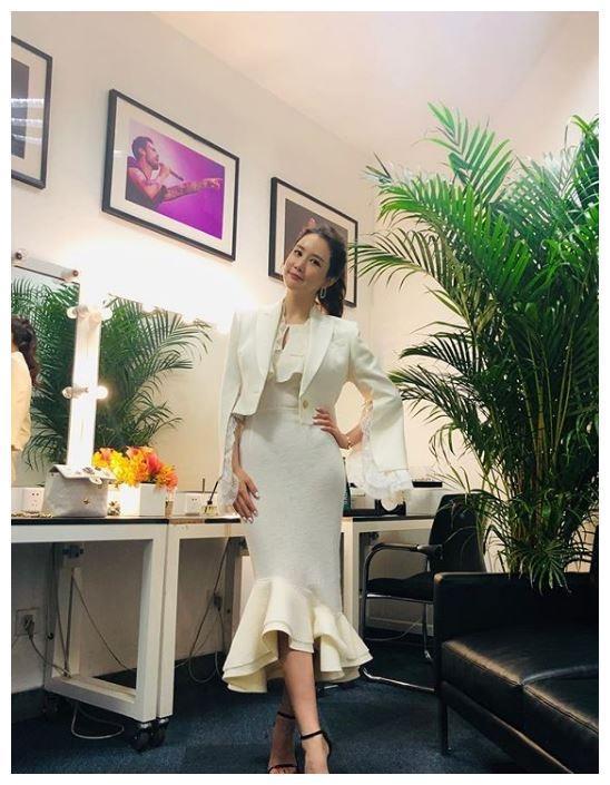 陷入整容风波死循环,韩国女星李多海晒自拍引热议,粉丝称认不出