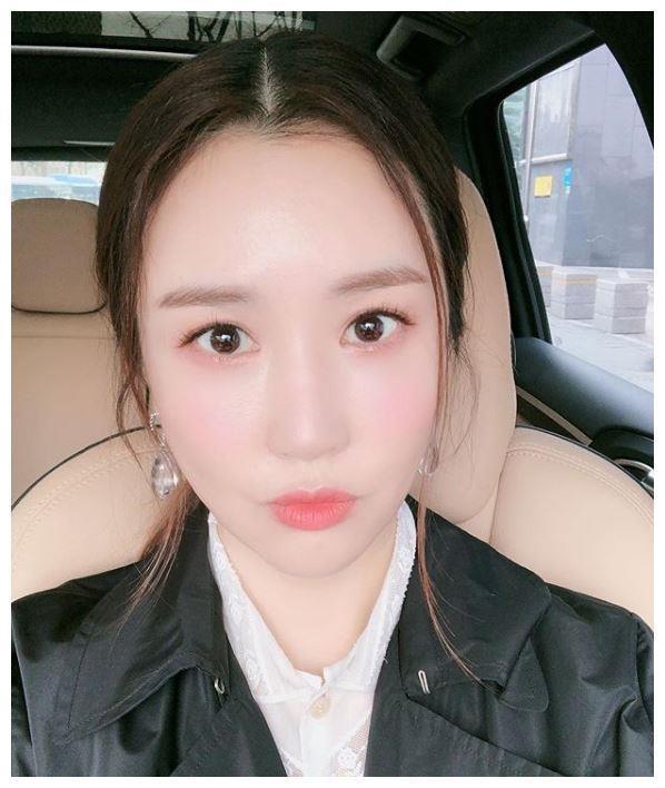 陷入整容风波死循环,韩国女星李多海晒自拍引热议,粉丝称认不出