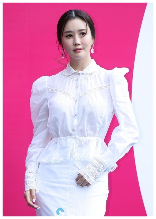 陷入整容风波死循环,韩国女星李多海晒自拍引热议,粉丝称认不出