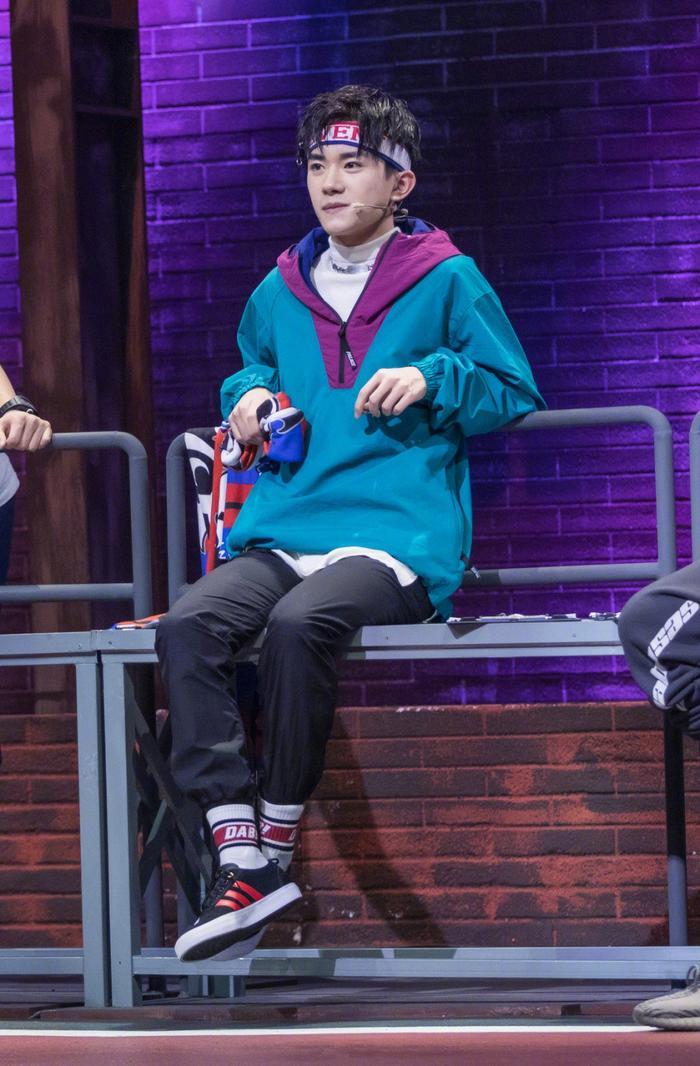 9张动图看易烊千玺的9个超软萌小动作!苏不哭你算我输!