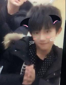 9张动图看易烊千玺的9个超软萌小动作!苏不哭你算我输!