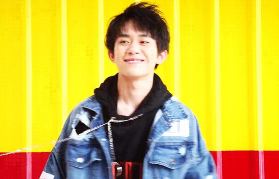 9张动图看易烊千玺的9个超软萌小动作!苏不哭你算我输!