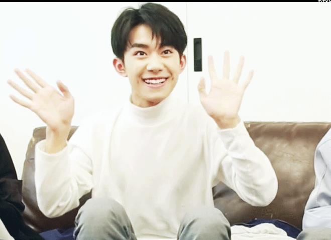 9张动图看易烊千玺的9个超软萌小动作!苏不哭你算我输!