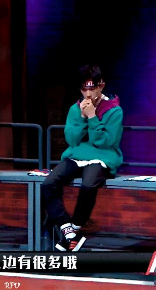 9张动图看易烊千玺的9个超软萌小动作!苏不哭你算我输!