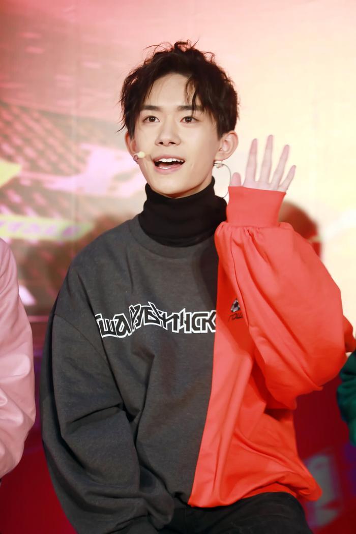 9张动图看易烊千玺的9个超软萌小动作!苏不哭你算我输!