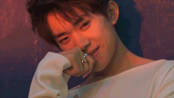 9张动图看易烊千玺的9个超软萌小动作!苏不哭你算我输!