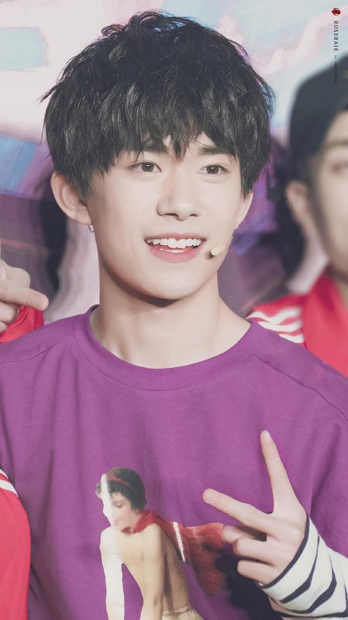 9张动图看易烊千玺的9个超软萌小动作!苏不哭你算我输!