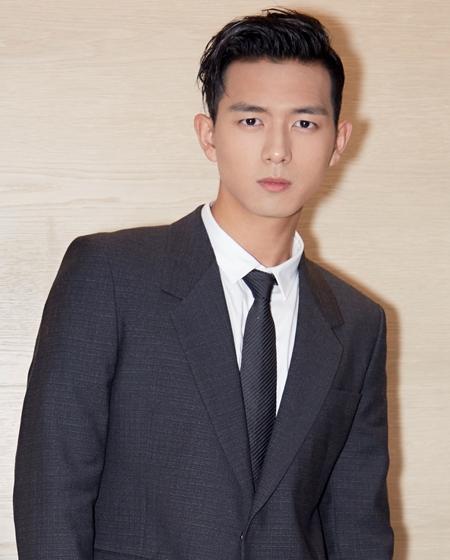 26岁李现女友曝光 曾被传是gay被文章删戏 如今终于洗白了