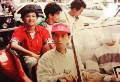 ​46岁苏有朋晒小虎队旧照，满屏都是回忆杀，网友们感慨暴露年龄了