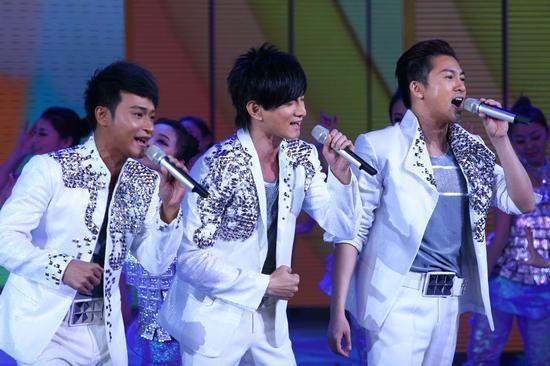 46岁苏有朋晒小虎队旧照，满屏都是回忆杀，网友们感慨暴露年龄了