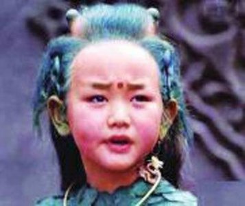 ​爱抽烟喝酒烫头的于谦老师，年轻时候在《小龙人》里，居然这么帅