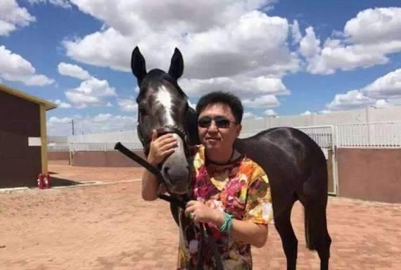 爱抽烟喝酒烫头的于谦老师，年轻时候在《小龙人》里，居然这么帅