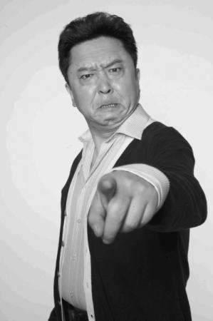 爱抽烟喝酒烫头的于谦老师，年轻时候在《小龙人》里，居然这么帅