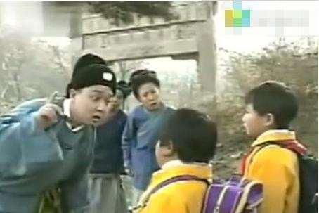 爱抽烟喝酒烫头的于谦老师，年轻时候在《小龙人》里，居然这么帅