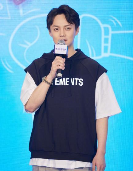 尹正蒋梦婕恋情曝光，女方曾为蒋劲夫发声，称一个巴掌拍不响