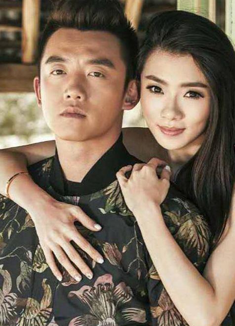 郑恺与前女友分手一年半，低调现身前女友妈妈葬礼，被赞有情义