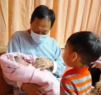 她把林志玲打败嫁进千亿豪门，两年剖腹两次，如今43岁有3个孩子