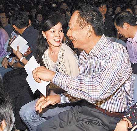 她把林志玲打败嫁进千亿豪门，两年剖腹两次，如今43岁有3个孩子