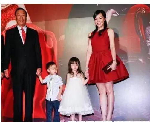 她把林志玲打败嫁进千亿豪门，两年剖腹两次，如今43岁有3个孩子