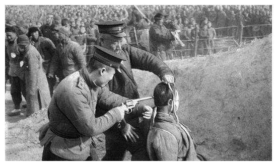 为掩护他，8名女战士壮烈牺牲，他却被吓破胆，将投降2字挂嘴边