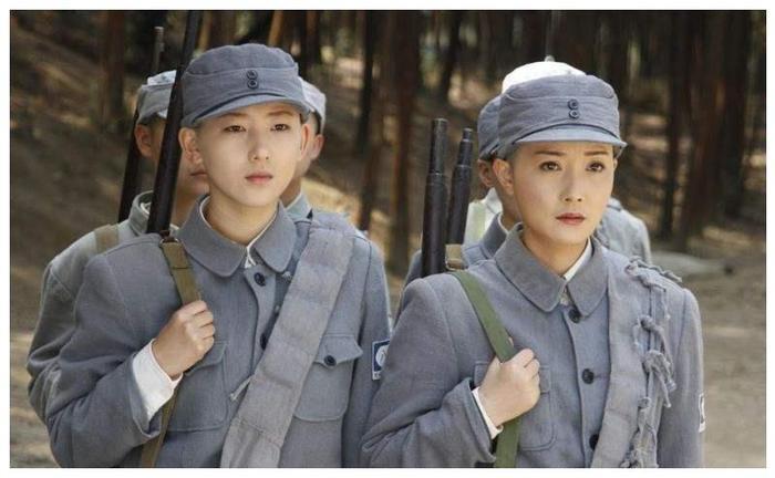 为掩护他，8名女战士壮烈牺牲，他却被吓破胆，将投降2字挂嘴边