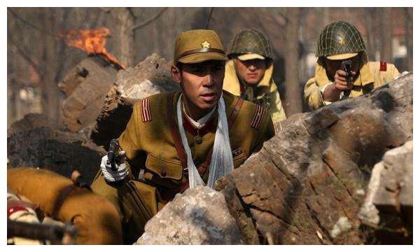 为掩护他，8名女战士壮烈牺牲，他却被吓破胆，将投降2字挂嘴边