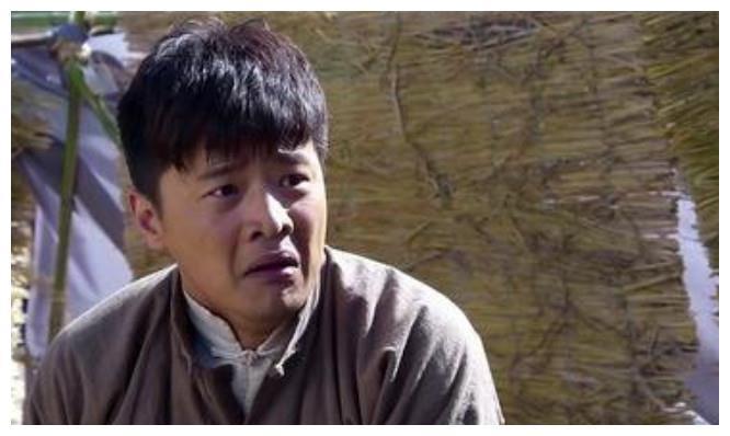 为掩护他，8名女战士壮烈牺牲，他却被吓破胆，将投降2字挂嘴边