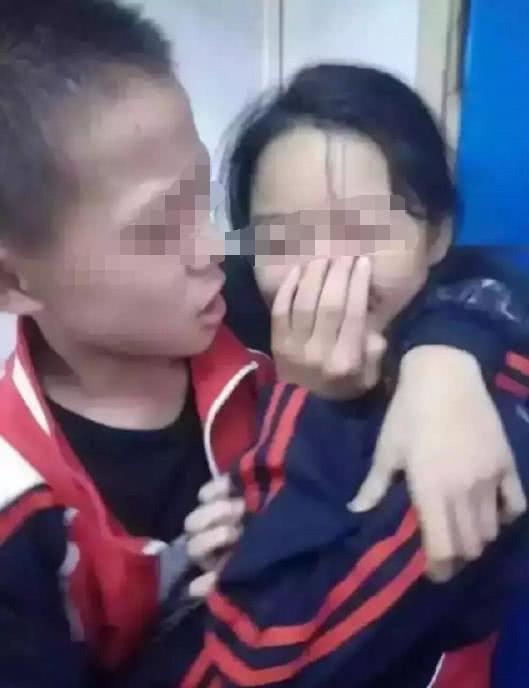 两位小学生“早恋”，在教室做的事情被拍下，看到图4时沉默了