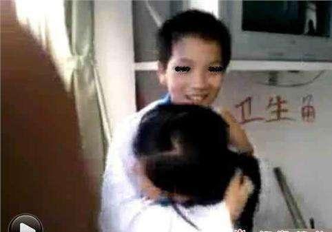 两位小学生“早恋”，在教室做的事情被拍下，看到图4时沉默了