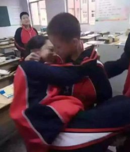 ​两位小学生“早恋”，在教室做的事情被拍下，看到图4时沉默了