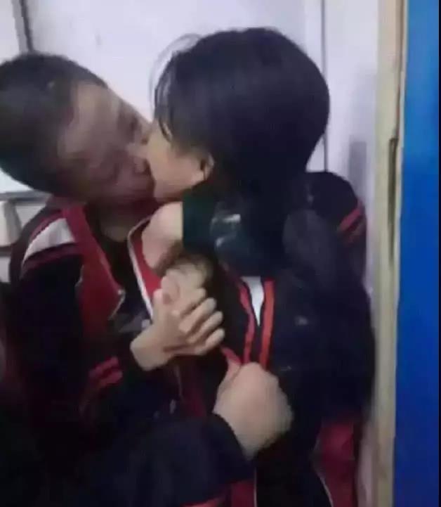 两位小学生“早恋”，在教室做的事情被拍下，看到图4时沉默了