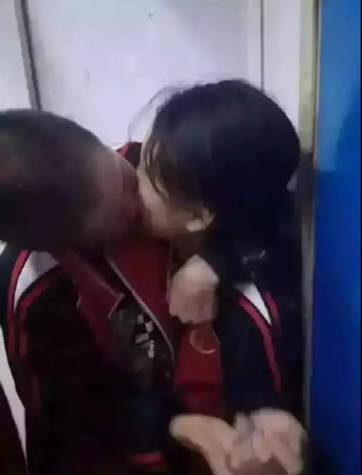 两位小学生“早恋”，在教室做的事情被拍下，看到图4时沉默了