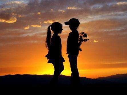 两位小学生“早恋”，在教室做的事情被拍下，看到图4时沉默了