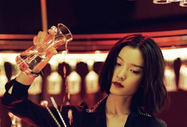 杜鹃疑似恋情曝光，网友：年龄这么大，确定不是她爸爸？