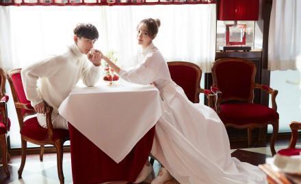 继赵丽颖冯绍峰之后，唐嫣罗晋微博宣布结为夫妻，有情人终成眷属