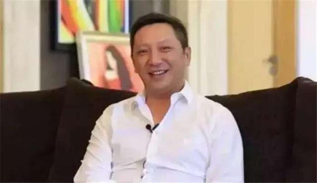 乐珈彤一家近照，大8岁老公是香港富豪，41岁依旧貌美如花