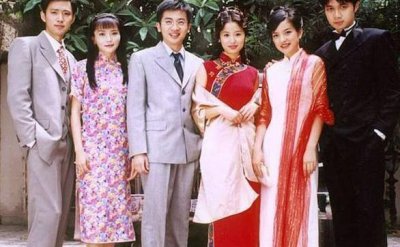 ​乐珈彤一家近照，大8岁老公是香港富豪，41岁依旧貌美如花