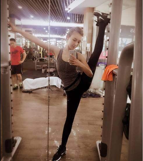 乐珈彤一家近照，大8岁老公是香港富豪，41岁依旧貌美如花